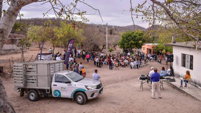 Habitantes de la comunidad de Miravalle exponen la serie de necesidades urgentes para ese lugar.