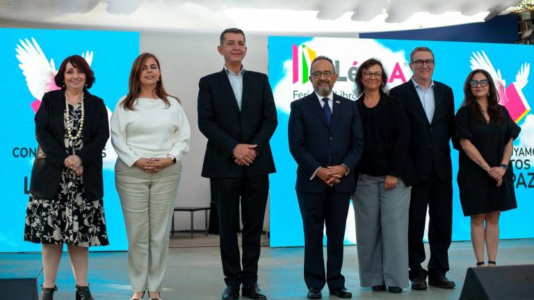 Autoridades durante la inauguración de la Feria del Libro en Español y Festival Literario que se realiza en Los Ángeles, California.