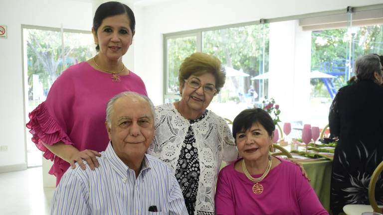 Con familia y amigos celebra Mila de Castro sus 80 años