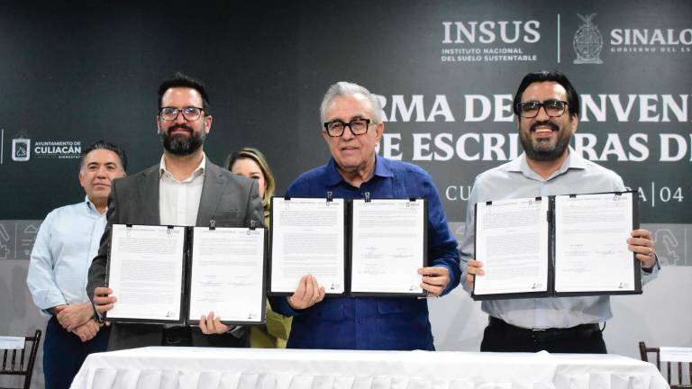 Firma de convenio y entrega de escrituras en Sinaloa.