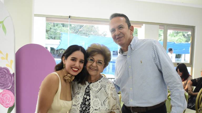 Con familia y amigos celebra Mila de Castro sus 80 años