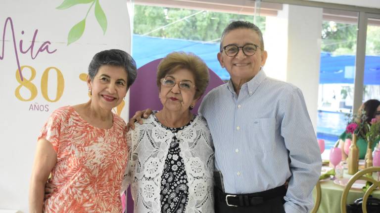 Con familia y amigos celebra Mila de Castro sus 80 años