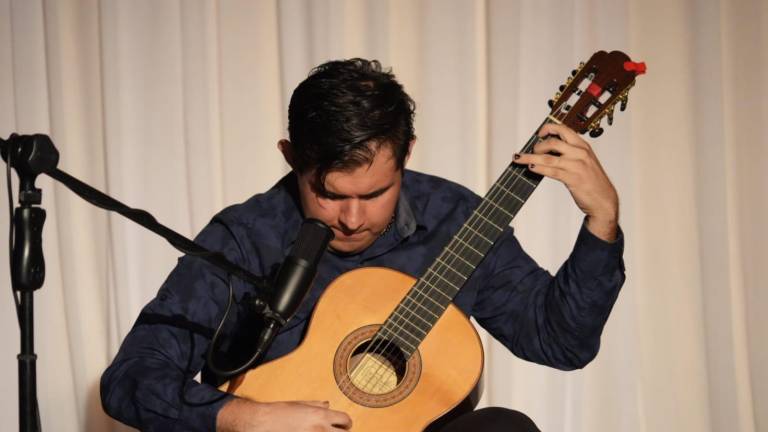 Presenta Aarón Figueroa recital de guitarra clásica