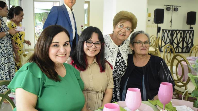 Con familia y amigos celebra Mila de Castro sus 80 años