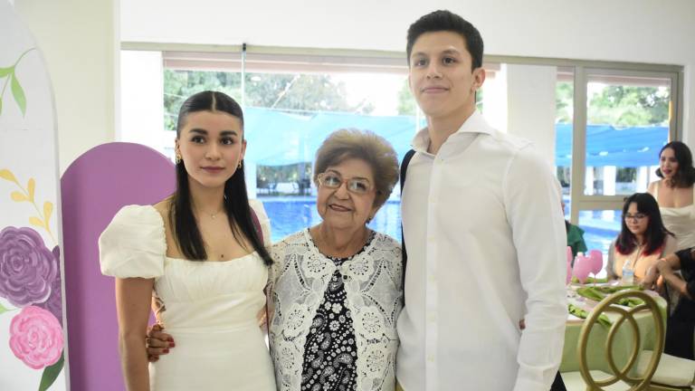 Con familia y amigos celebra Mila de Castro sus 80 años