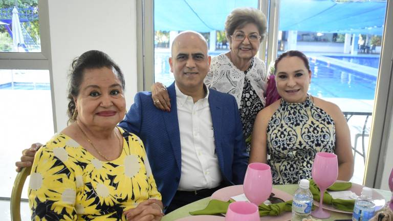 Con familia y amigos celebra Mila de Castro sus 80 años