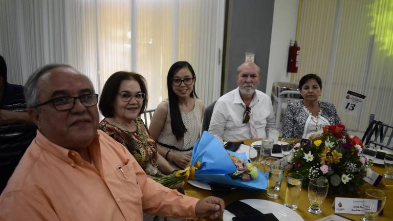 Reconocen a maestros por 40 años de servicio