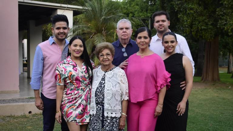 Con familia y amigos celebra Mila de Castro sus 80 años