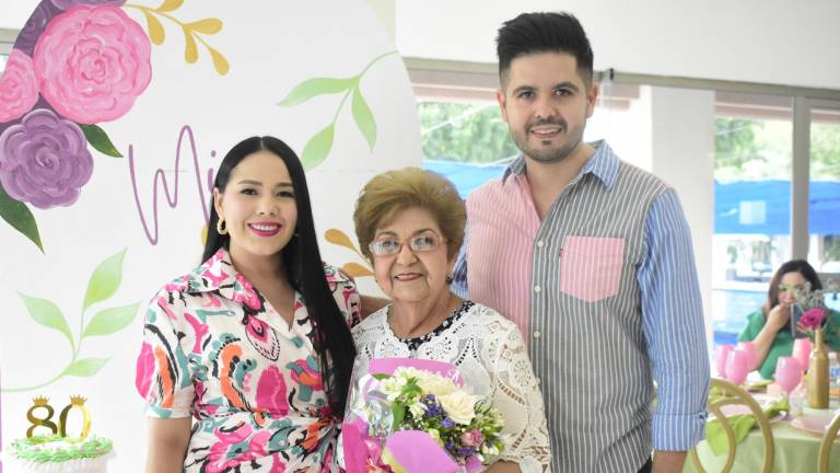 Con familia y amigos celebra Mila de Castro sus 80 años