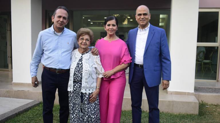 Con familia y amigos celebra Mila de Castro sus 80 años