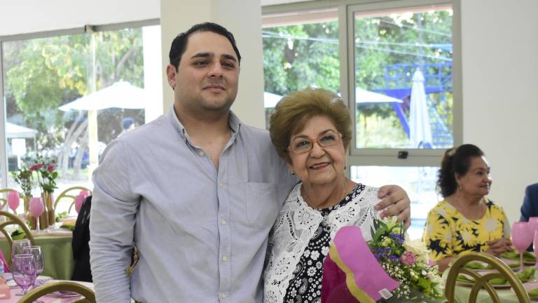 Con familia y amigos celebra Mila de Castro sus 80 años