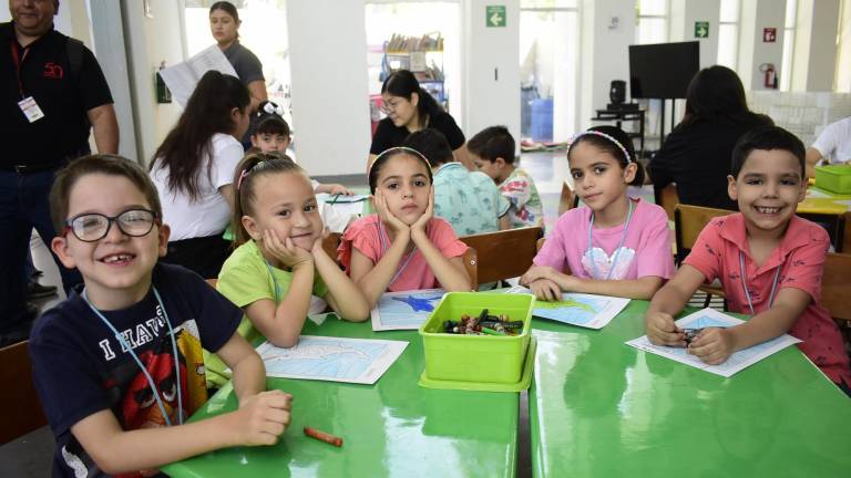 Disfrutan niños un curso de verano ‘cienciacional’