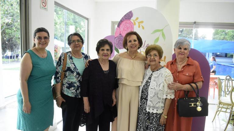 Con familia y amigos celebra Mila de Castro sus 80 años