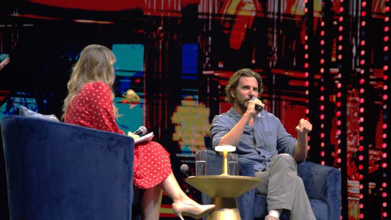 El actor Bradley Cooper tiene una participación en el encuentro de becarios de la Fundación Telmex Telcel, México Siglo XXI.