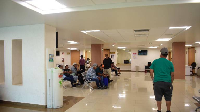 En el Centro de Salud Urbano de Culiacán duraron más de 24 horas sin el servicio de aire acondicionado en plena ola de calor.