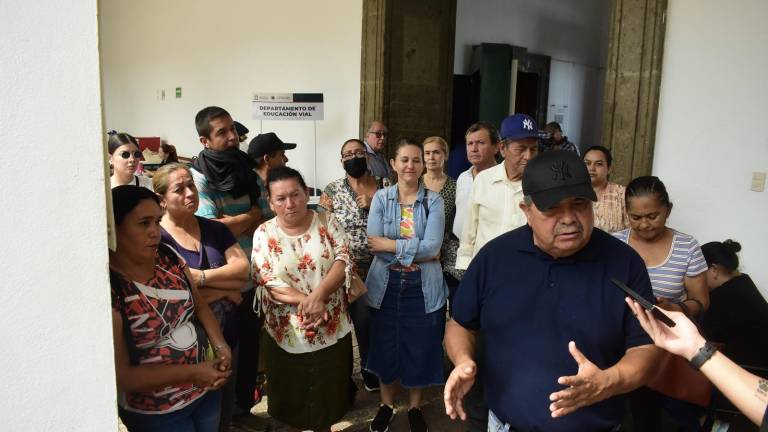 A la manifestación en el Palacio Municipal acudieron alrededor de 30 personas.