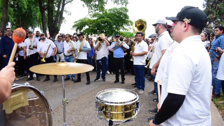 El cuerpo de Héctor Melesio Cuén Ojeda fue trasladado al Parque Funerario San Martín, donde se le dio el último adiós.