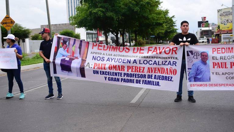 Familiares y amigos del profesor Paul Omar se manifiestan frente a las instalaciones de la Fiscalía de Sinaloa.