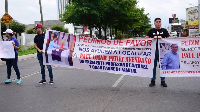 Protesta de familiares y amigos que exigían la aparicion con vida del profesor Paúl Omar.