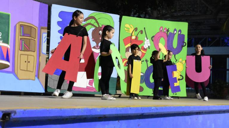 Las vocales, fue el primero de los temas que se presenta en el festival musical.