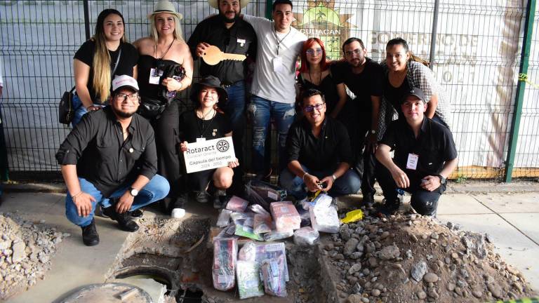 Miembros del Club Rotaract de 1999 sepultaron una máquina del tiempo en el Parque Gabriel Leyva.