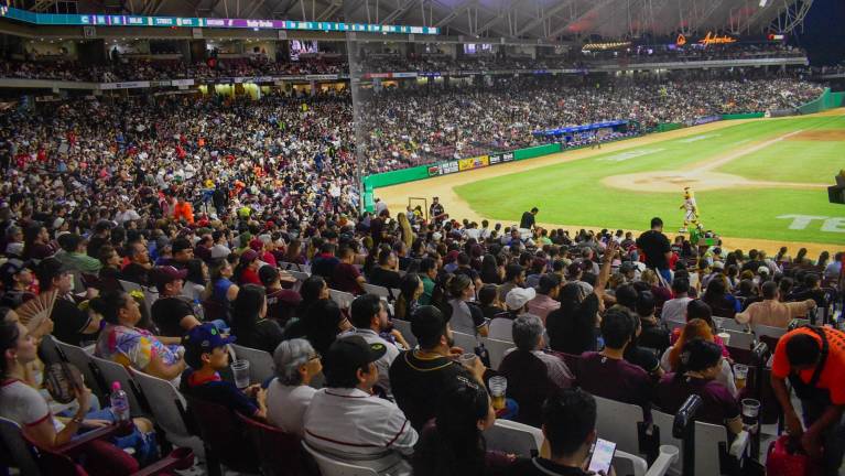 Abarrotan culiacanenses Estadio de los Tomateros pese a violencia en Culiacán