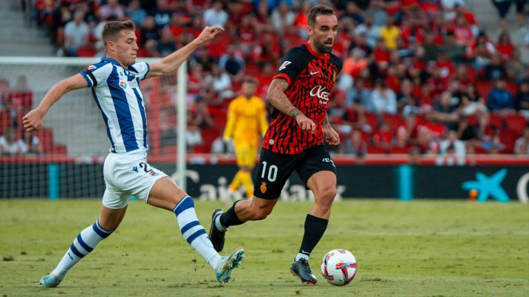 Sergi Darder conduce la pelota por el Mallorca, que se impuso a la Real Sociedad.