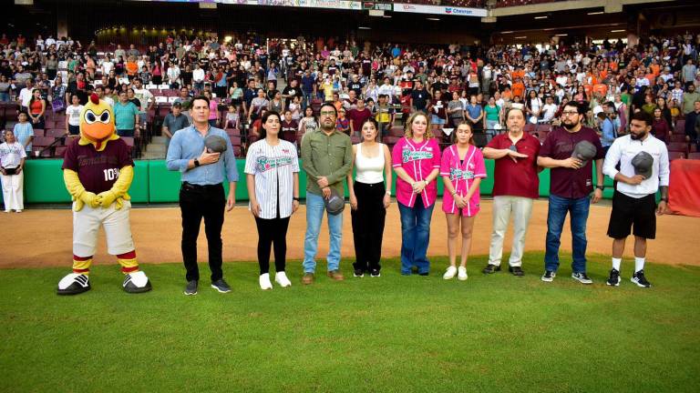 Representantes del DIF Sinaloa, encabezados por Eneyda Rocha.