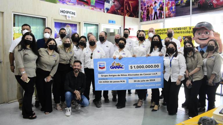 Integrantes de GANAC y Grupo Horizon con el cheque de 1 millón de pesos.