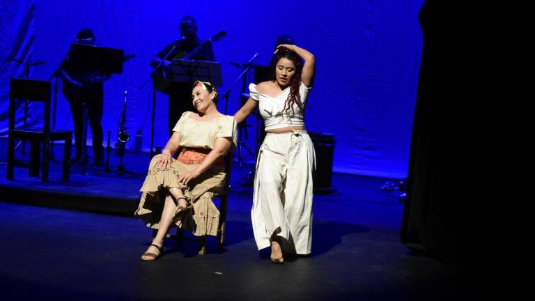 Lorena Cañedo y la bailarina Rosario Vázquez, en una de las secciones de la obra.