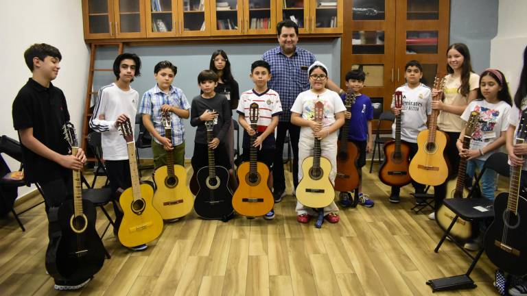 El maestro Daniel Camero con los participantes en Curso Intensivo de Guitarra Verano SAS.