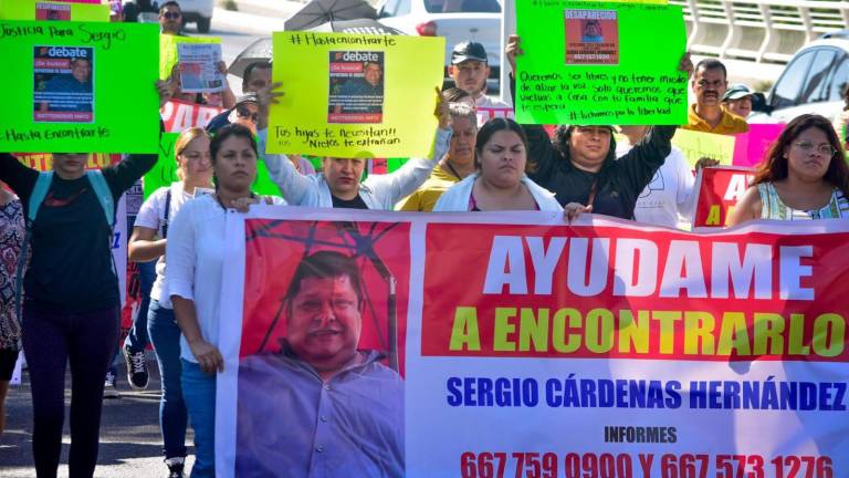 Familiares de Sergio Cárdenas, repartidor de El Debate en Culiacán, realizaron una marcha en busca de localizarlo.