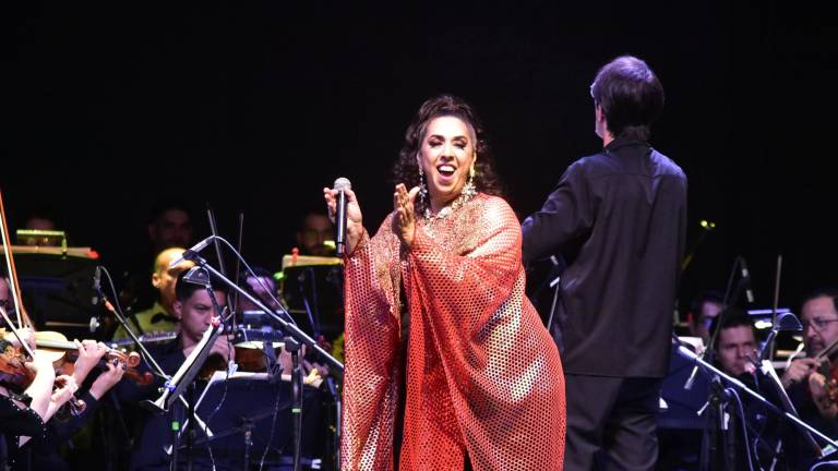 La cantante Regina Orozco cautiva a los sinaloenses durante su presentación en el inicio del Festival Cultural Sinaloa 2024.