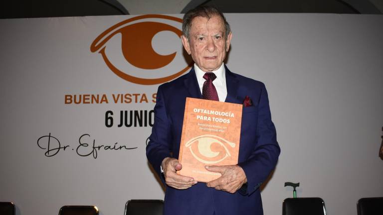 El doctor Efraín Romo Santos, fundador de Buena Vista Sinaloa, presenta el libro Oftalmología para todos.