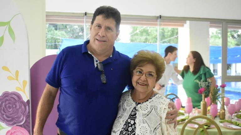 Con familia y amigos celebra Mila de Castro sus 80 años