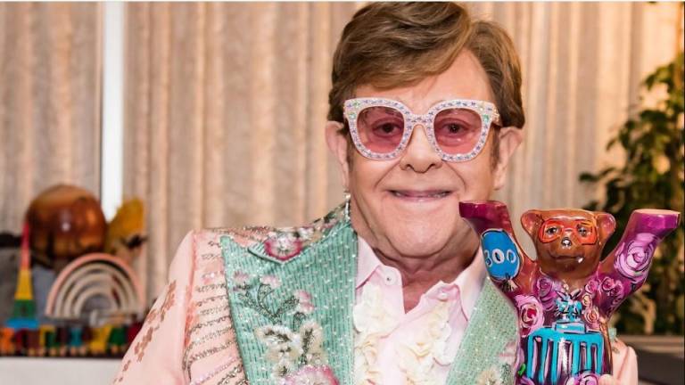 Elton John busca recabar fondos contra el Sida.