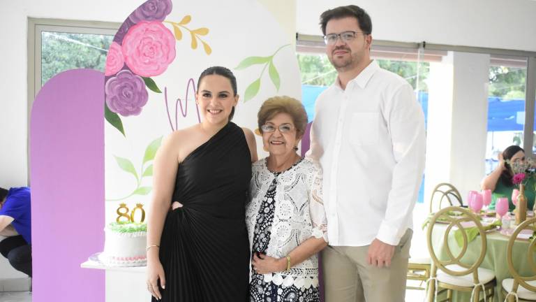 Con familia y amigos celebra Mila de Castro sus 80 años