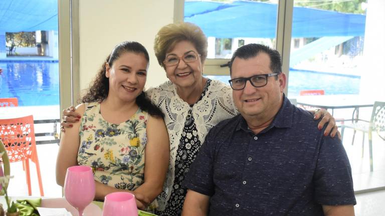 Con familia y amigos celebra Mila de Castro sus 80 años