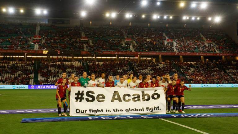 Las jugadoras de España y Suiza mostraron una pancarta con la leyenda “#SeAcabó” tras los problemas sufridos con la Real Federación Española de Futbol.