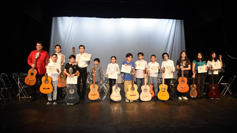 Niños y niñas culminan exitosos su curso de guitarra impartido por el maestro Daniel Camero.