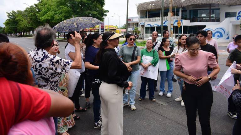 Manifestantes acudieron el jueves a la Fiscalía General del Estado para urgir a la localización del profesor navolatense Paúl Pérez Avendaño.