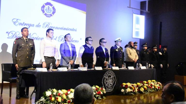 Celebran bomberos su día con reconocimientos y ascensos