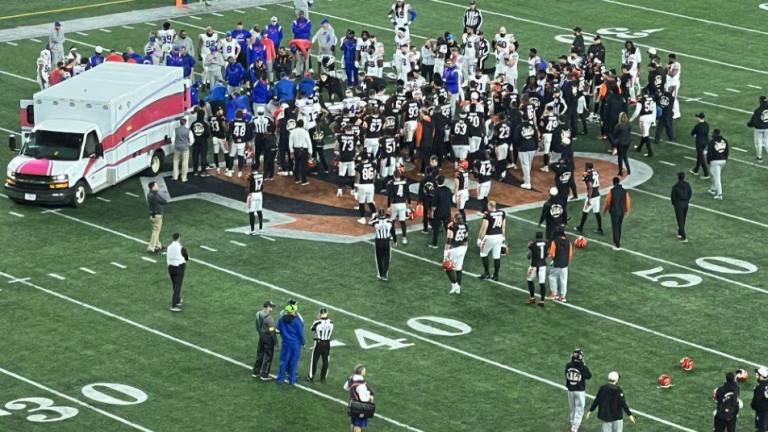 Jugadores de los Bills y los Bengals momentos previos a que el jugador Damar Hamlin fuera sacado del campo en ambulancia.