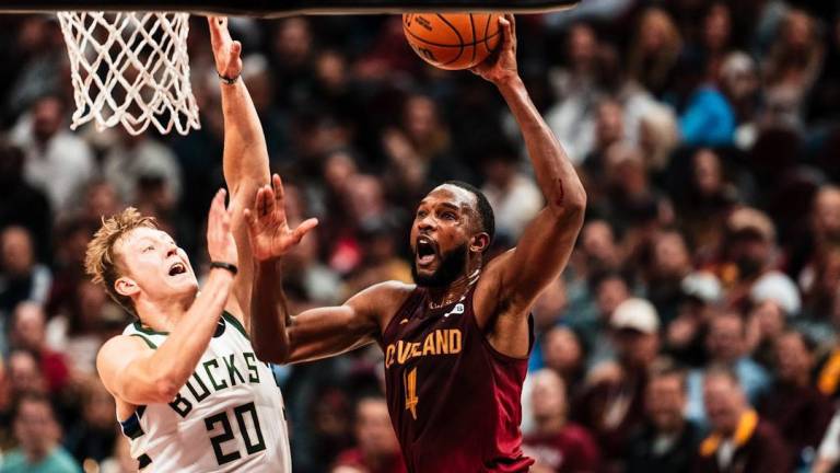 Evan Mobley fue el segundo máximo anotador de los Cavs ante los Bucks.