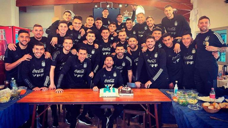 Lionel Messi junto a los seleccionados argentinos en la Copa América.