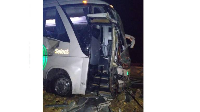 Tráiler vuelca en la Autopista Mazatlán-Culiacán y provoca que un autobús choque contra el remolque