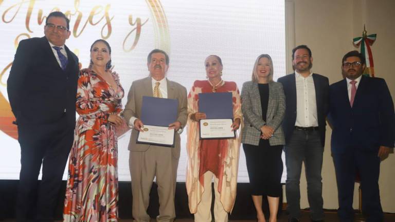 Los fundadores de grupo Panamá reciben la distición Ciudadano Ejemplar Imagina Rotary, por parte del Club Rotario Mazatlán Norte.