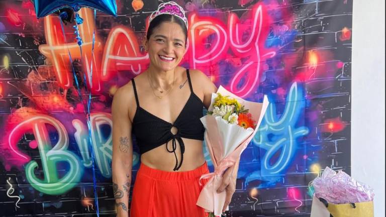 Con desayuno sorpresa celebran el cumpleaños de Karla Valenzuela