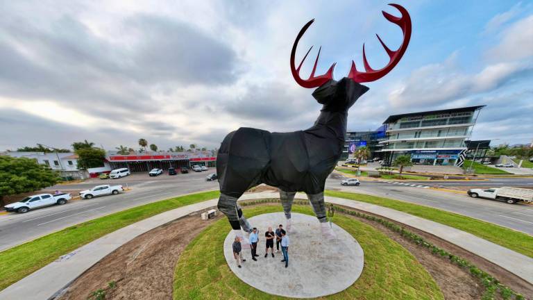 Recorrido de las autoridades municipales en el emblemático sitio donde se erige la escultura urbana del venado.