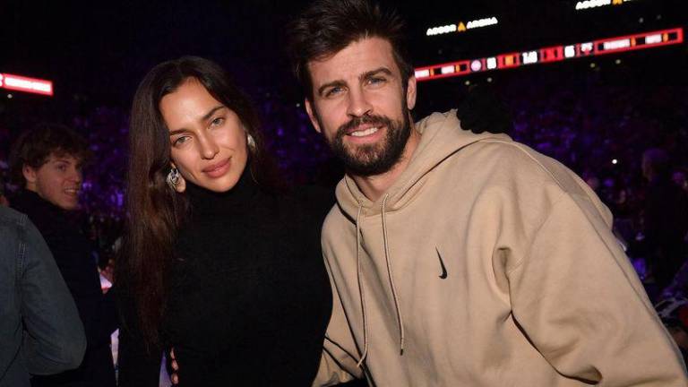 Gerard Piqué al lado de la modelo Irina Shayk disfrutando de un partido de basquetbol en París.